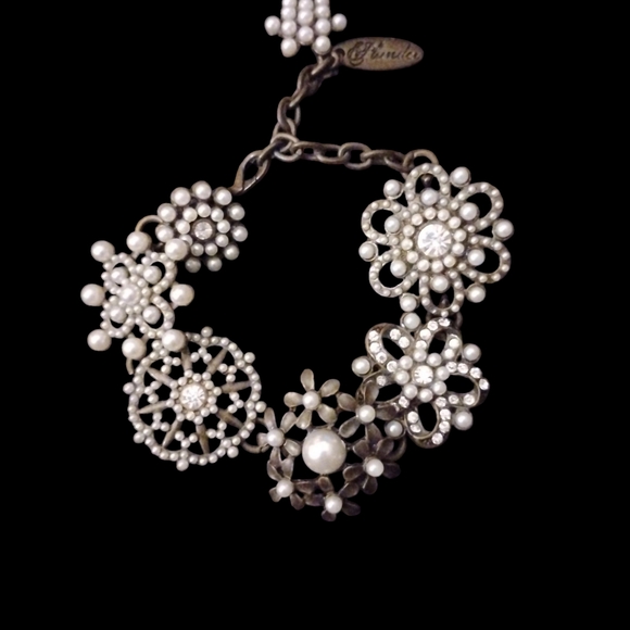 Plunder Elegant Floral Pearl Bracelet - Picture 1 of 14